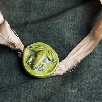 Bracelet Grenouille en Faïence et Sari, vert péridot [4]
