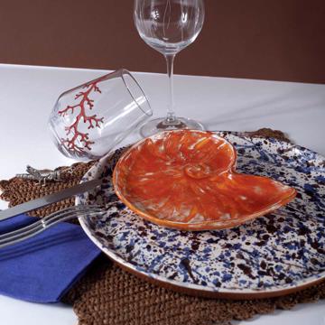 Table dressée avec les assiettes Drip et Nautile, multicolore, ensemble avec 2 couverts - modèle 1927 [1]