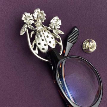 Pin's porte lunettes Coccinelle en métal argenté ou doré, argent [4]