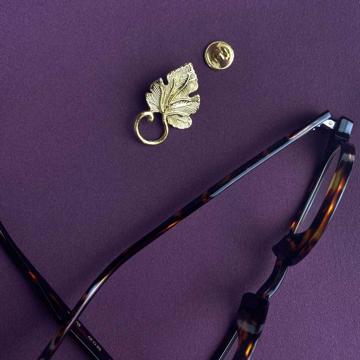 Pin's porte lunettes Vigne en métal argenté ou doré, argent [3]