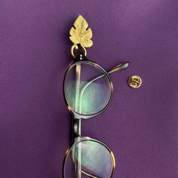 Pin's porte lunettes Vigne en métal argenté ou doré, or [1]