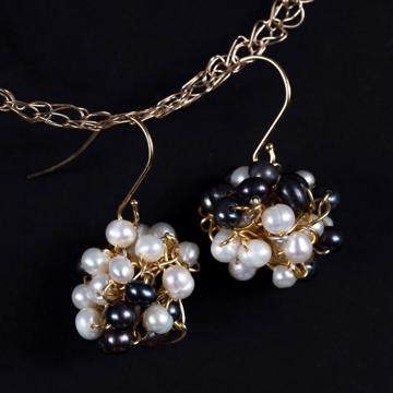 Boucles d'Oreilles Rondes en perles baroques, noir