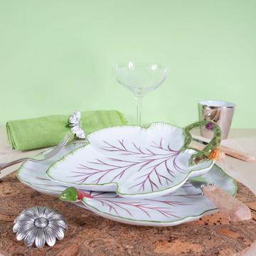 Table dressée avec les assiettes Feuille en porcelaine