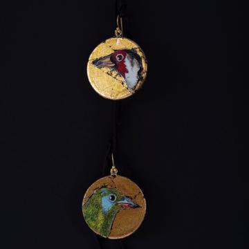Boucles d'Oreilles Médaillon, modèle Oiseaux, multicolore, oreille percée [1]