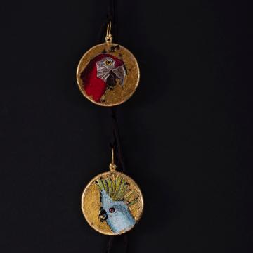 Boucles d'Oreilles Médaillon, modèle Perroquet, multicolore, oreille percée [1]