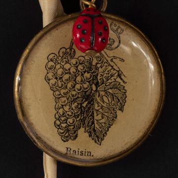 Broche illustrée en résine et métal doré, nature, raisin [2]