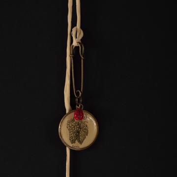 Broche illustrée en résine et métal doré, nature, raisin [1]