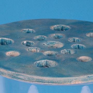 Disque pique-fleurs en faïence , turquoise, 17 cm de diam. [3]