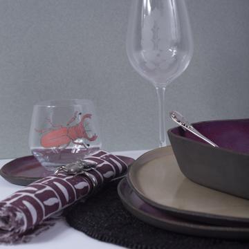 Table dressée avec les assiette Black Stone rose, multicolore, ensemble avec 3 couverts - modèle feuille d'argent [1]