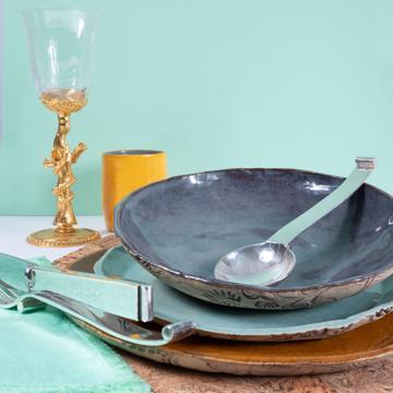 Table dressée avec l'assiette Oiseau miel, multicolore, ensemble avec 3 couverts - modèle vague [1]