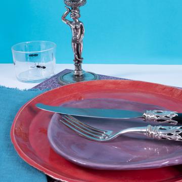 Table dressée avec l'assiette Oiseau rouge, multicolore, ensemble avec 2 couverts - modèle saba résine [4]