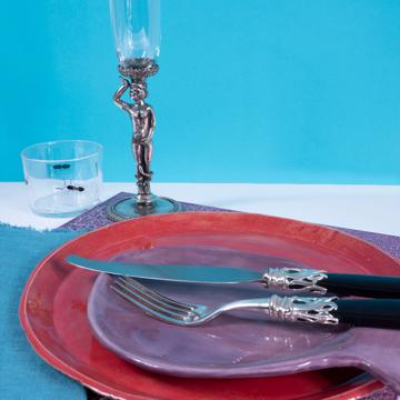 Table dressée avec l'assiette Oiseau rouge, multicolore, ensemble avec 2 couverts - modèle saba résine [1]