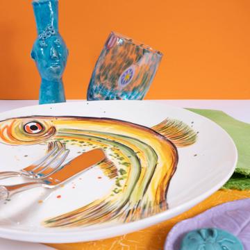 Table dressée avec l'assiette Poisson peint, multicolore, ensemble avec 2 couverts à poisson kérilos [1]