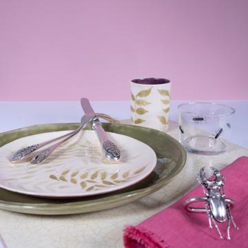 Table dressée avec l'assiette Fougère, multicolore, ensemble avec 3 couverts - modèle feuille d'argent [1]