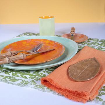 Table dressée avec l'assiette Alagoa, multicolore, ensemble avec 3 couverts - modèle bambou [1]