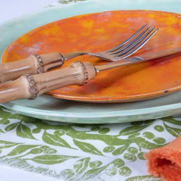 Table dressée avec l'assiette Alagoa, multicolore, ensemble avec 3 couverts - modèle bambou [4]