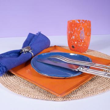 Table dressée avec l'assiette Oiseau orange, multicolore, ensemble avec 2 couverts - modèle 1927 [1]