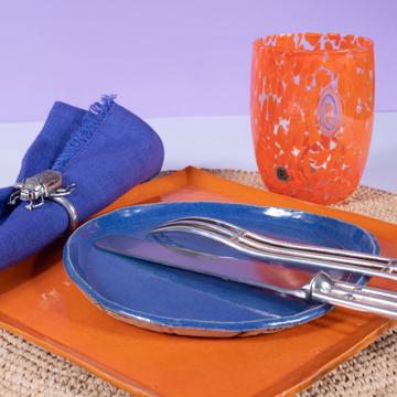 Table dressée avec l'assiette Oiseau orange, multicolore, ensemble avec 2 couverts - modèle 1927 [2]