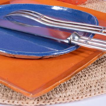 Table dressée avec l'assiette Oiseau orange, multicolore, ensemble avec 2 couverts - modèle 1927 [5]