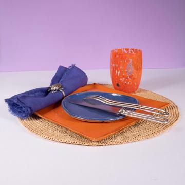 Table dressée avec l'assiette Oiseau orange, multicolore, ensemble avec 2 couverts - modèle 1927 [7]
