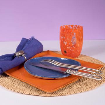 Table dressée avec l'assiette Oiseau orange, multicolore, ensemble avec 2 couverts - modèle 1927 [8]