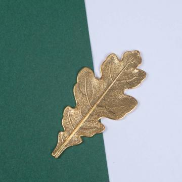 Grand pin's Feuille de chêne en métal doré ou argenté, or [1]