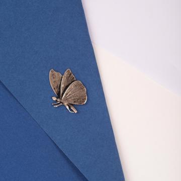 Pin's Papillon en cuivre argenté ou doré, argent, droite [1]