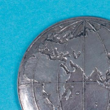 Pin's Planisphère en cuivre , argent, recto [4]