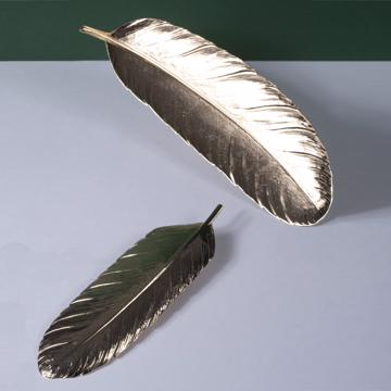 Plume estampée en métal argenté ou doré, or, 18 cm [1]