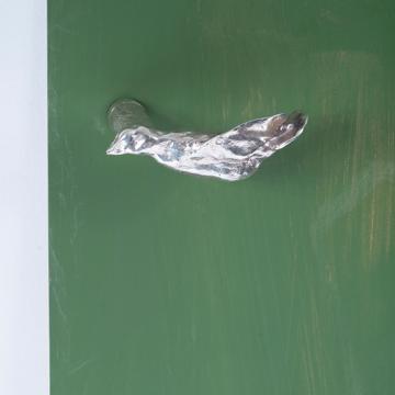 Poignée de porte Oiseau en métal patiné, argent, droite [1]