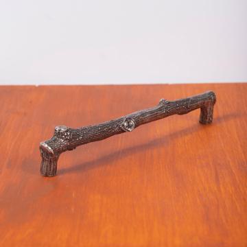 Poignée de tiroir branche en métal patiné