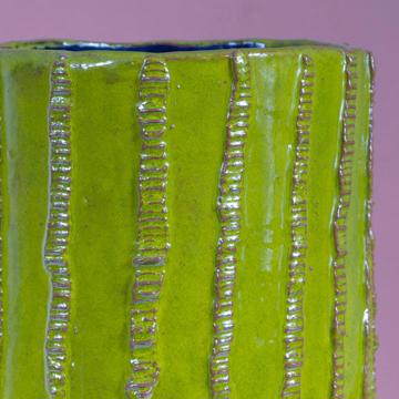 Grand Vase Lierre en faïence façonnée, vert péridot [6]