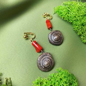 Nautilus Earrings in earthenware, mole, unpierced ear [2]