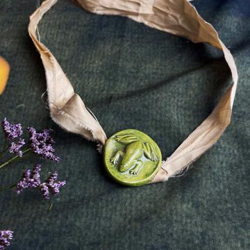 Frog Bracelet in Ceramic and Silk, peridot green [2]