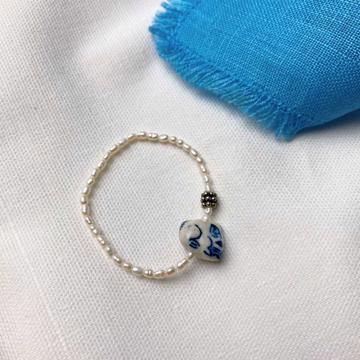 Rabbit bracelet in pearls and porcelain, dark blue [2]