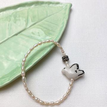 Dove bracelet in pearls and porcelain, white [2]