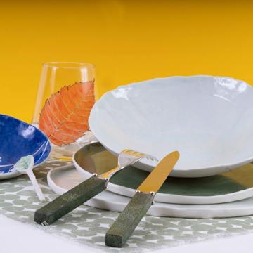 Table dressée avec l'assiette Primavera, multicolore [1]