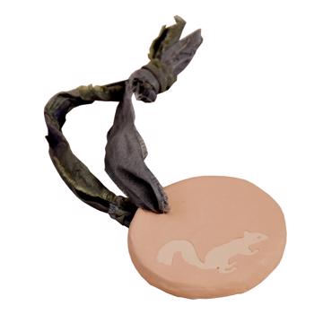 Squirell Fragrance Medal in earthenware, light pink, fig [3]