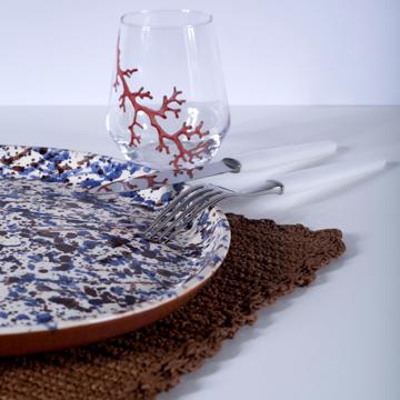 Table dressée avec l'assiette Drip et Corail