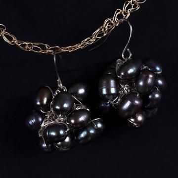 Round Earrings in baroque pearls, gray [1]