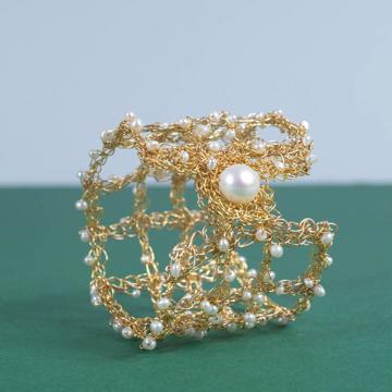 Aube cuff in pearls and gold plated, gold, openwork [1]