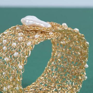 Aube cuff in pearls and gold plated, gold, the classic [2]