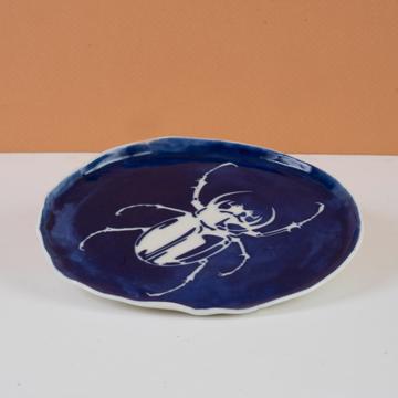 Small Scarabée plate in stamped porcelain, dark blue [1]
