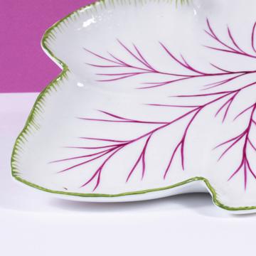 Wine Leaf table plate in Limoges porcelain, grass green [2]