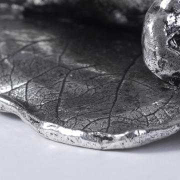 Les baigneuses en métal argenté, argent, sur le ventre [3]