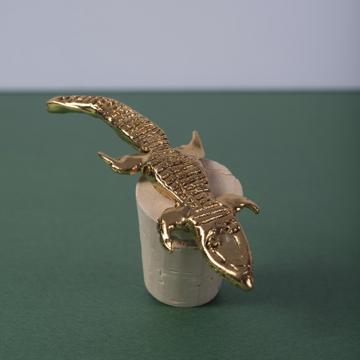 Crocodile stopper on cork, gold [1]