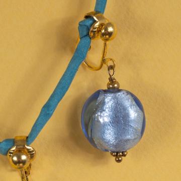 Round Murano earring in spun glass, violet blue , unpierced ear [2]