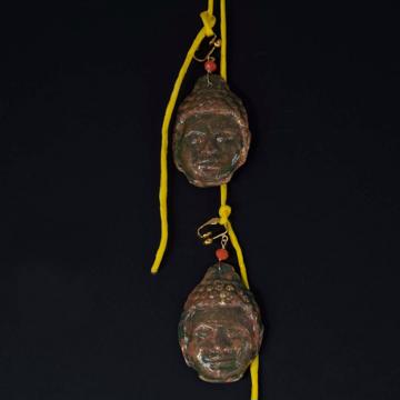 Boucles d'oreilles Bouddha en résine, or, oreille non percée [1]