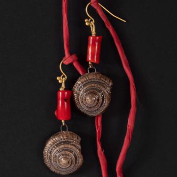 Nautilus Earrings in earthenware, mole, pierced ear [2]