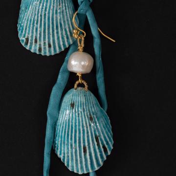 Shell Earrings in earthenware and pearl, turquoise, pierced ear [2]